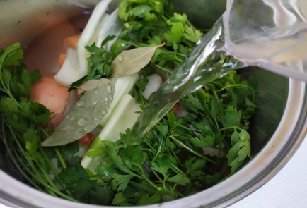 Фото шага рецепта Овощной бульон 190287 шаг 7  