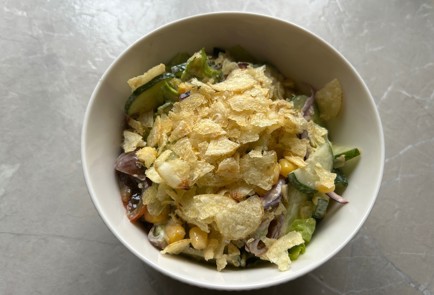 Фото шага рецепта Овощной салат с чипсами 187790 шаг 10