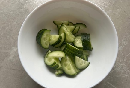 Фото шага рецепта Овощной салат с чипсами 187790 шаг 2