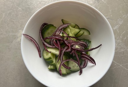 Фото шага рецепта Овощной салат с чипсами 187790 шаг 3