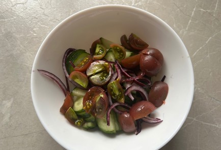 Фото шага рецепта Овощной салат с чипсами 187790 шаг 4