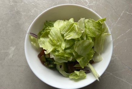 Фото шага рецепта Овощной салат с чипсами 187790 шаг 5