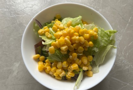 Фото шага рецепта Овощной салат с чипсами 187790 шаг 6