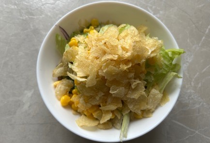 Фото шага рецепта Овощной салат с чипсами 187790 шаг 7