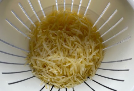 Фото шага рецепта Овощной салат с курицей и картофелем пай 174262 шаг 5  