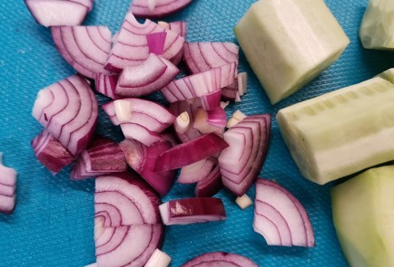 Фото шага рецепта Овощной салат с микрозеленью 173430 шаг 1  