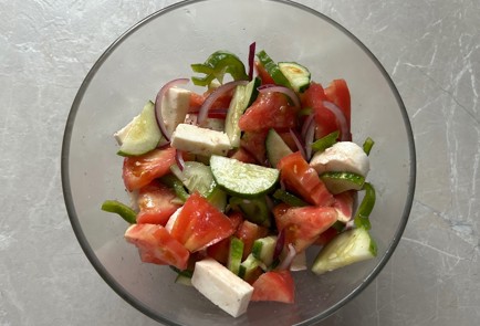 Фото шага рецепта Овощной салат с моцареллой 190048 шаг 9  