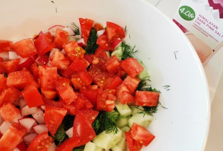 Фото шага рецепта Овощной салат с сыром сулугуни 186401 шаг 7  