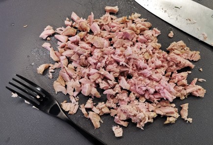 Фото шага рецепта Овощной салат с тунцом и микрозеленью 140180 шаг 12  