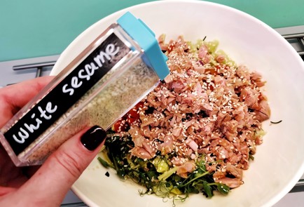 Фото шага рецепта Овощной салат с тунцом и микрозеленью 140180 шаг 14  