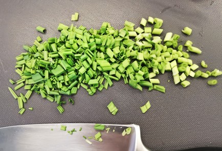 Фото шага рецепта Овощной салат с тунцом и микрозеленью 140180 шаг 5  