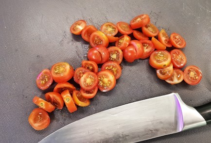 Фото шага рецепта Овощной салат с тунцом и микрозеленью 140180 шаг 7  