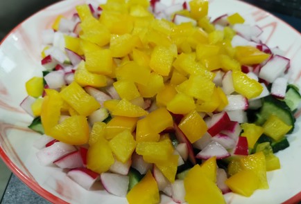 Фото шага рецепта Овощной салат со сметаной 186387 шаг 7  