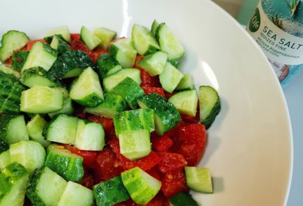 Фото шага рецепта Овощной салат со сметаной 187167 шаг 3  