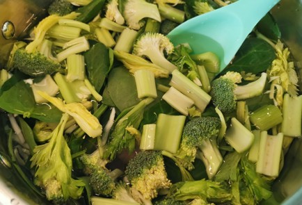 Фото шага рецепта Овощной суп с цыпленком корнишон 175910 шаг 8  