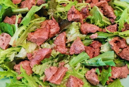 Фото шага рецепта Овощной салат с печенью трески и перепелиными яйцами 152905 шаг 3  