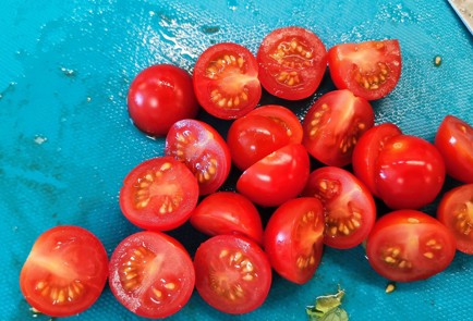 Фото шага рецепта Овощной салат с печенью трески и перепелиными яйцами 152905 шаг 4  