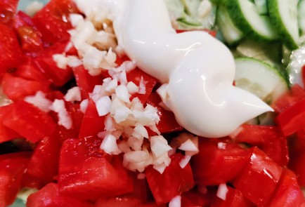 Фото шага рецепта Овощной салат с песто и майонезом 151291 шаг 10  