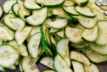 Фото шага рецепта Овощной салат с песто и майонезом 151291 шаг 2  