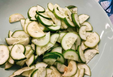 Фото шага рецепта Овощной салат с песто и майонезом 151291 шаг 3  