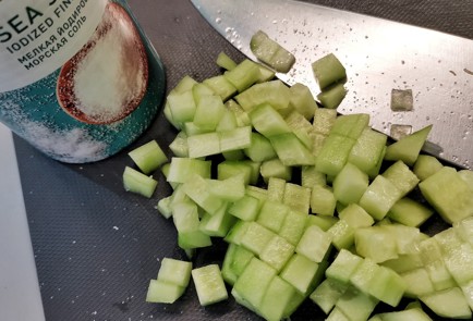 Фото шага рецепта Овощной салат с яйцом и сметаной 152763 шаг 1  