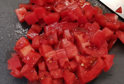 Фото шага рецепта Овощной салат с яйцом и сметаной 152763 шаг 2  