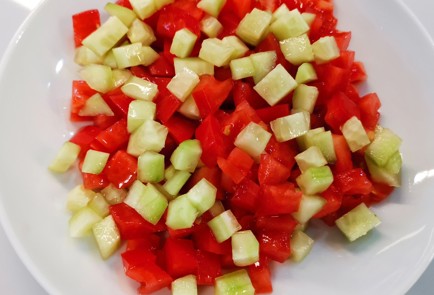 Фото шага рецепта Овощной салат с яйцом и сметаной 152763 шаг 3  