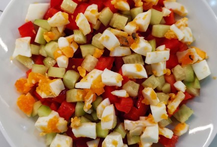 Фото шага рецепта Овощной салат с яйцом и сметаной 152763 шаг 5  