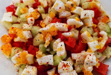 Фото шага рецепта Овощной салат с яйцом и сметаной 152763 шаг 6  