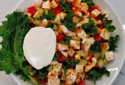 Фото шага рецепта Овощной салат с яйцом и сметаной 152763 шаг 8  