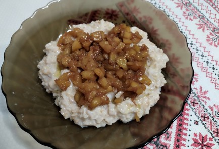 Фото шага рецепта Овсяная каша с томленым яблоком и орешками 188088 шаг 10  