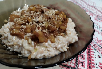 Фото шага рецепта Овсяная каша с томленым яблоком и орешками 188088 шаг 11  
