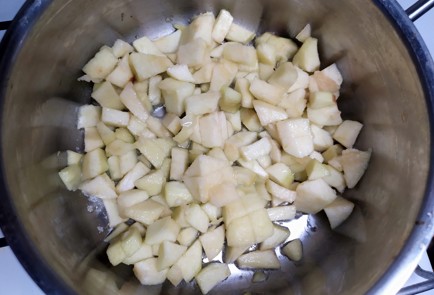 Фото шага рецепта Овсяная каша с томленым яблоком и орешками 188088 шаг 3  