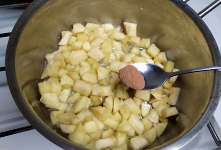 Фото шага рецепта Овсяная каша с томленым яблоком и орешками 188088 шаг 4  