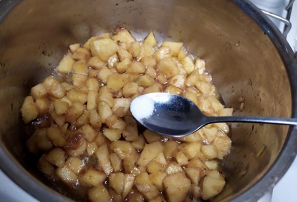 Фото шага рецепта Овсяная каша с томленым яблоком и орешками 188088 шаг 5  