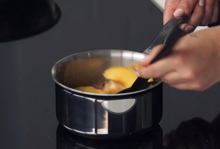 Фото шага рецепта Овсяная каша в пароварке с карамелизованными фруктами 151293 шаг 6  