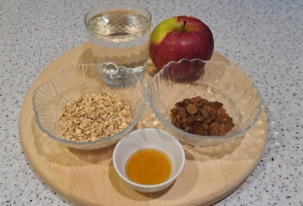 Фото шага рецепта Овсянка на завтрак с яблоком изюмом и медом 187506 шаг 1