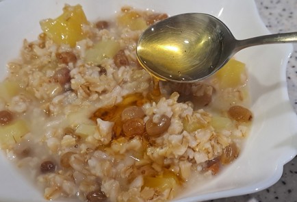 Фото шага рецепта Овсянка на завтрак с яблоком изюмом и медом 187506 шаг 13