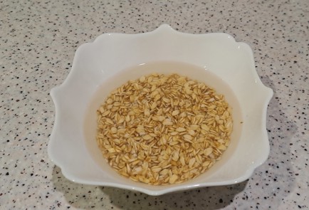 Фото шага рецепта Овсянка на завтрак с яблоком изюмом и медом 187506 шаг 2