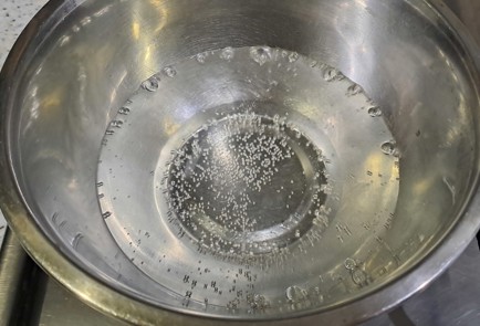 Фото шага рецепта Овсянка на завтрак с яблоком изюмом и медом 187506 шаг 3