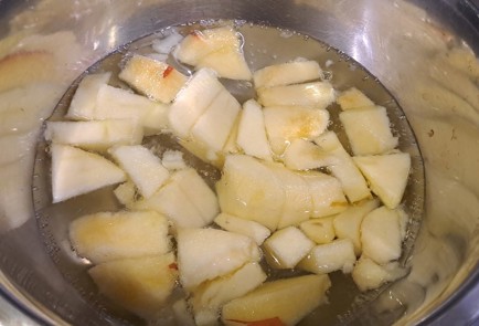 Фото шага рецепта Овсянка на завтрак с яблоком изюмом и медом 187506 шаг 7