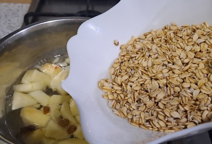 Фото шага рецепта Овсянка на завтрак с яблоком изюмом и медом 187506 шаг 9