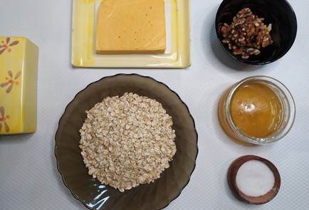 Фото шага рецепта Овсянка с сыром грецкими орехами и медом 187560 шаг 1