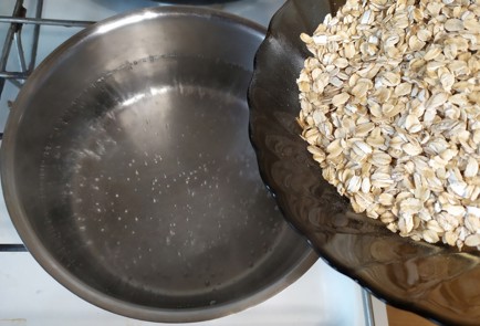 Фото шага рецепта Овсянка с сыром грецкими орехами и медом 187560 шаг 2