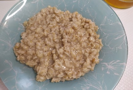 Фото шага рецепта Овсянка с сыром грецкими орехами и медом 187560 шаг 6