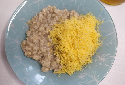 Фото шага рецепта Овсянка с сыром грецкими орехами и медом 187560 шаг 7