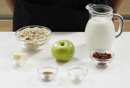 Фото шага рецепта Овсянка с яблоком и изюмом в мультиварке 173378 шаг 1  