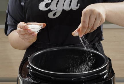 Фото шага рецепта Овсянка с яблоком и изюмом в мультиварке 173378 шаг 7  