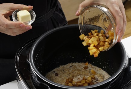 Фото шага рецепта Овсянка с яблоком и изюмом в мультиварке 173378 шаг 8  