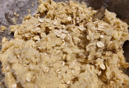 Фото шага рецепта Овсяное печенье с инжиром и шоколадом 175469 шаг 5  